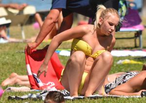 Ragazza in bikini giallo che si abbronza molto sexy - foto #11