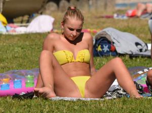 Ragazza in bikini giallo che si abbronza molto sexy - foto #3