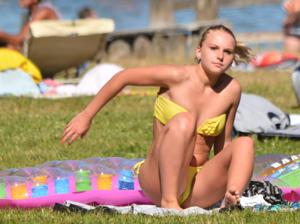 Ragazza in bikini giallo che si abbronza molto sexy - foto #39