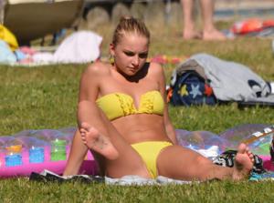 Ragazza in bikini giallo che si abbronza molto sexy - foto #40