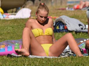 Ragazza in bikini giallo che si abbronza molto sexy - foto #41