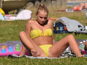 Ragazza in bikini giallo che si abbronza molto sexy - foto #42