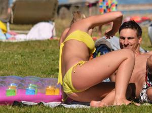 Ragazza in bikini giallo che si abbronza molto sexy - foto #43