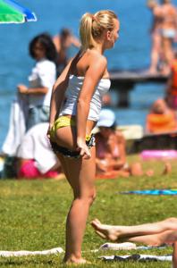 Ragazza in bikini giallo che si abbronza molto sexy - foto #44