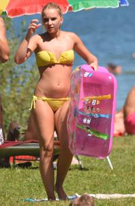 Ragazza in bikini giallo che si abbronza molto sexy - foto #8