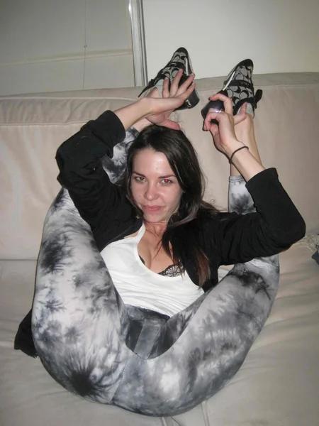 Enorme archivo fotográfico casero de una morena delgada estilo chica de al lado posando y chupándosela a su marido foto 25