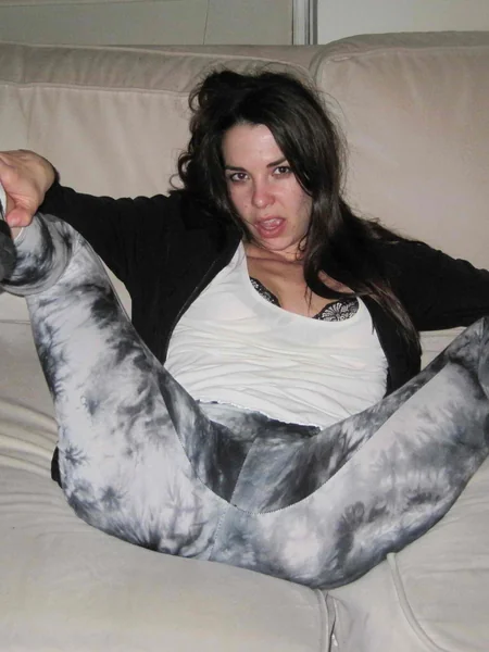 Enorme archivo fotográfico casero de una morena delgada estilo chica de al lado posando y chupándosela a su marido foto 26