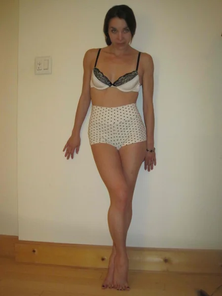 Enorme archivo fotográfico casero de una morena delgada estilo chica de al lado posando y chupándosela a su marido foto 41