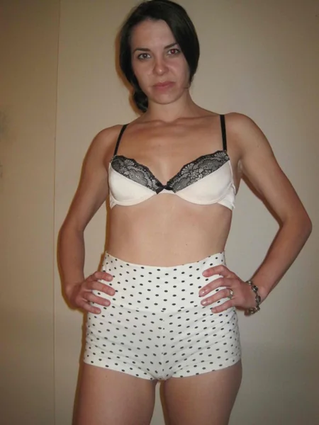 Enorme archivo fotográfico casero de una morena delgada estilo chica de al lado posando y chupándosela a su marido foto 44