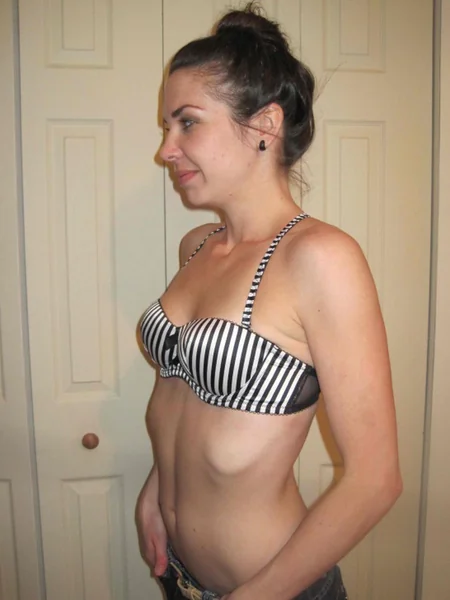 Enorme archivo fotográfico casero de una morena delgada estilo chica de al lado posando y chupándosela a su marido foto 60