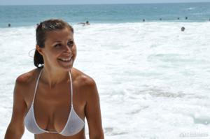 Signora sexy in bikini bianco sulla spiaggia - foto #10