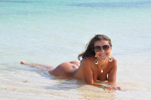 Signora sexy in bikini bianco sulla spiaggia - foto #16