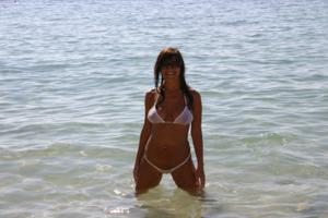 Signora sexy in bikini bianco sulla spiaggia - foto #7