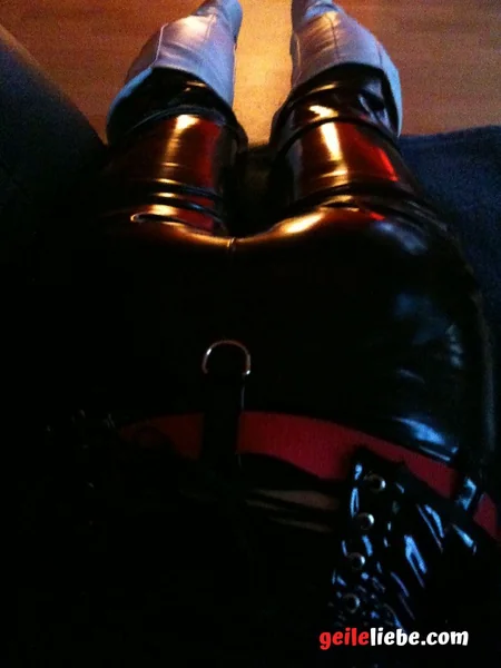 Миловидная модель в латексном BDSM-костюме и ошейнике с шипами фото 29