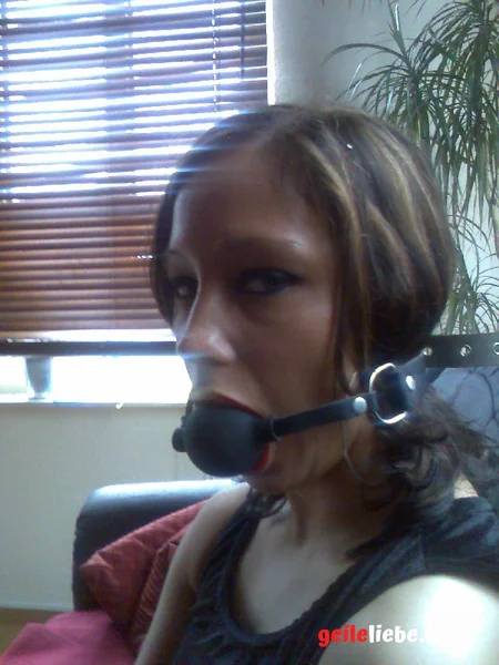 Por su hermoso rostro, no dirías que le gustan las perversiones foto 3