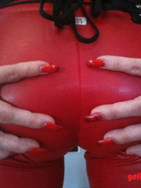Миловидная модель в латексном BDSM-костюме и ошейнике с шипами фото 34