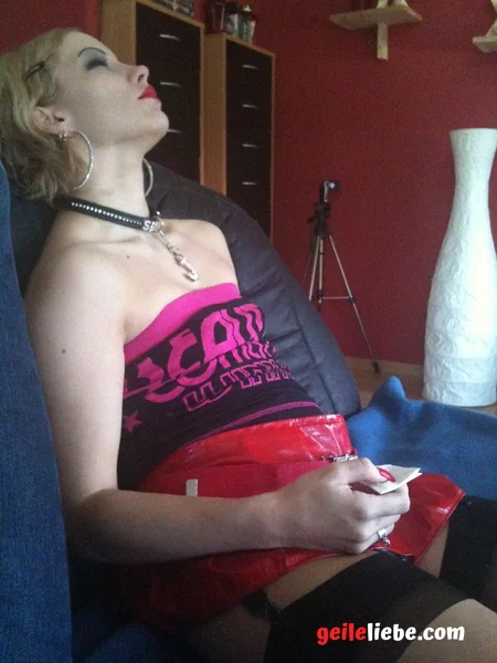 Миловидная модель в латексном BDSM-костюме и ошейнике с шипами фото 45