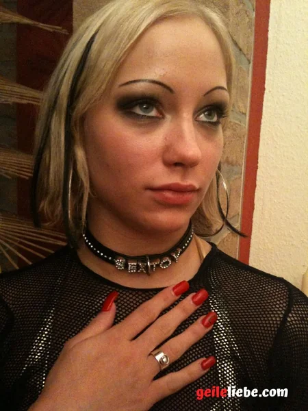 Миловидная модель в латексном BDSM-костюме и ошейнике с шипами фото 50