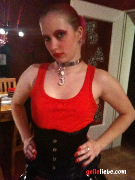 Миловидная модель в латексном BDSM-костюме и ошейнике с шипами фото 69