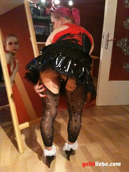 Миловидная модель в латексном BDSM-костюме и ошейнике с шипами фото 70