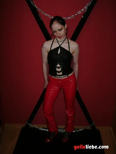 Миловидная модель в латексном BDSM-костюме и ошейнике с шипами фото 90