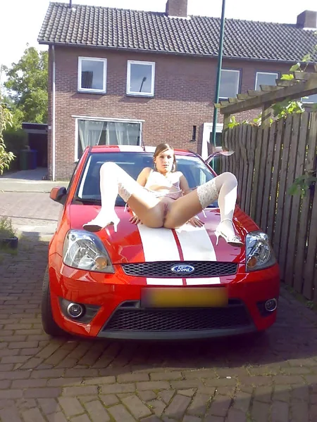 Damas sexys sin bragas abriendo las piernas en el coche foto 38