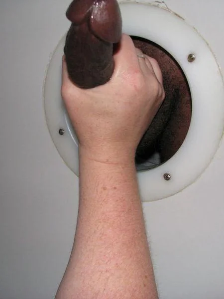 Esposas desinhibidas practicando sexo oral a desconocidos a través de glory holes foto 23