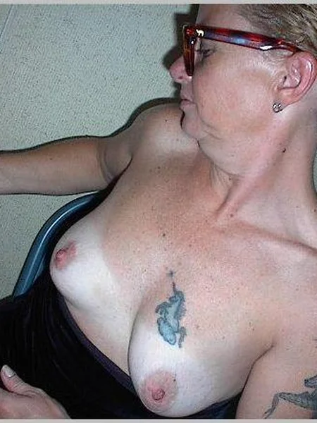 Esposas desinhibidas practicando sexo oral a desconocidos a través de glory holes foto 28