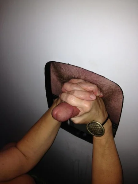 Esposas desinhibidas practicando sexo oral a desconocidos a través de glory holes foto 36