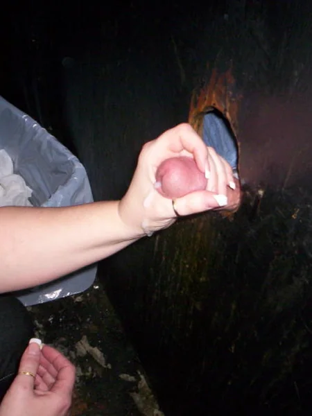 Esposas desinhibidas practicando sexo oral a desconocidos a través de glory holes foto 39