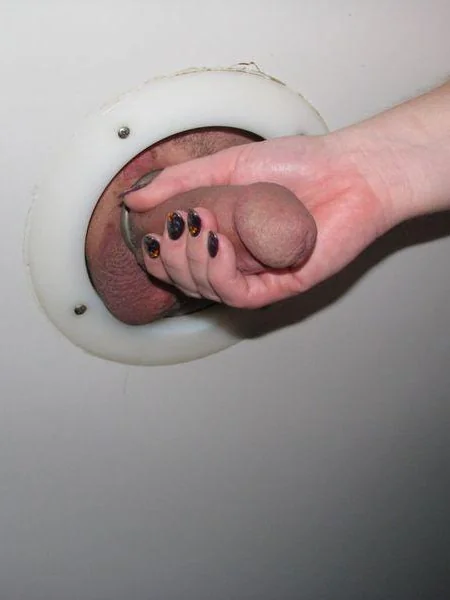 Esposas desinhibidas practicando sexo oral a desconocidos a través de glory holes foto 40