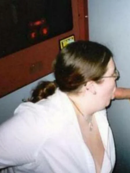 Esposas desinhibidas practicando sexo oral a desconocidos a través de glory holes foto 43