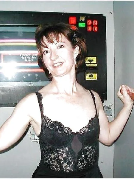 Esposas desinhibidas practicando sexo oral a desconocidos a través de glory holes foto 46