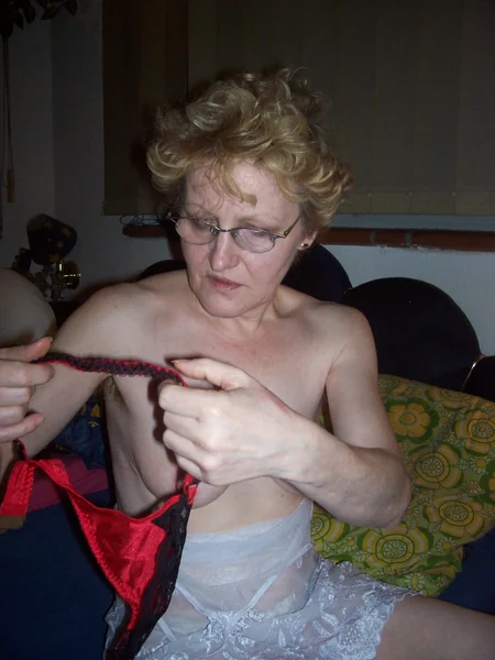 Vieja puta tiene muchas ganas de divertirse y acepta cualquier cosa foto 107