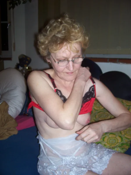 Vieja puta tiene muchas ganas de divertirse y acepta cualquier cosa foto 108