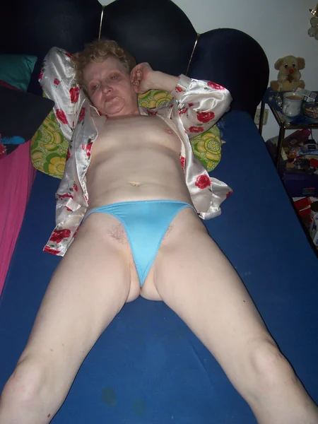 Vieja puta tiene muchas ganas de divertirse y acepta cualquier cosa foto 23
