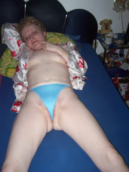 Vieja puta tiene muchas ganas de divertirse y acepta cualquier cosa foto 24