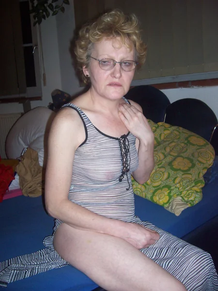 Vieja puta tiene muchas ganas de divertirse y acepta cualquier cosa foto 75