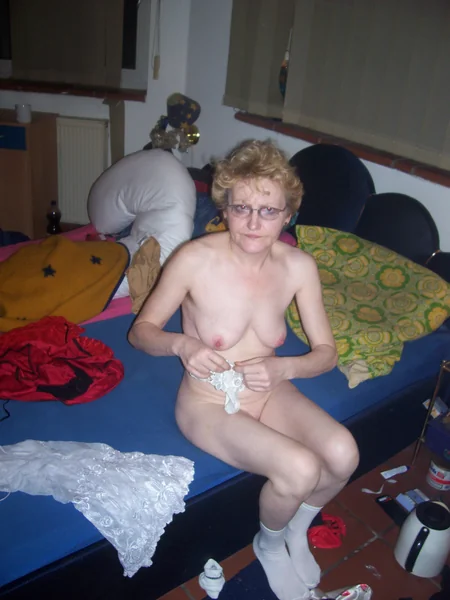 Vieja puta tiene muchas ganas de divertirse y acepta cualquier cosa foto 89