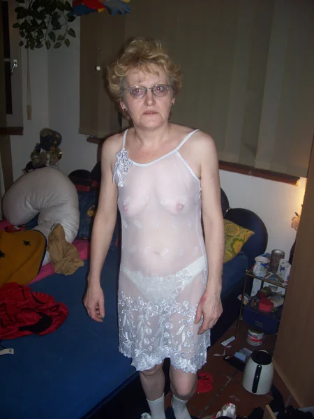 Vieja puta tiene muchas ganas de divertirse y acepta cualquier cosa foto 91