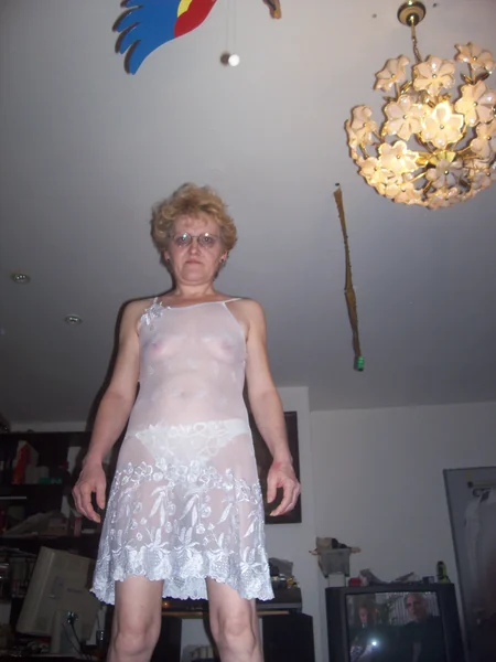 Vieja puta tiene muchas ganas de divertirse y acepta cualquier cosa foto 97