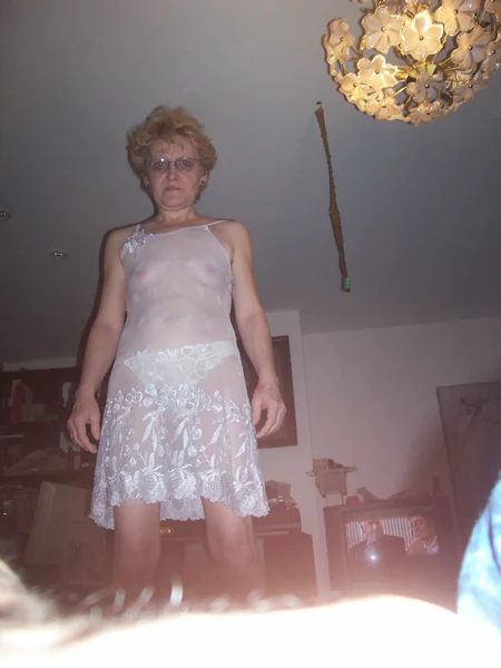 Vieja puta tiene muchas ganas de divertirse y acepta cualquier cosa foto 98