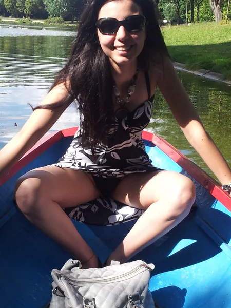 Jeune brune française pratique une fellation et reçoit une éjaculation faciale photo 23