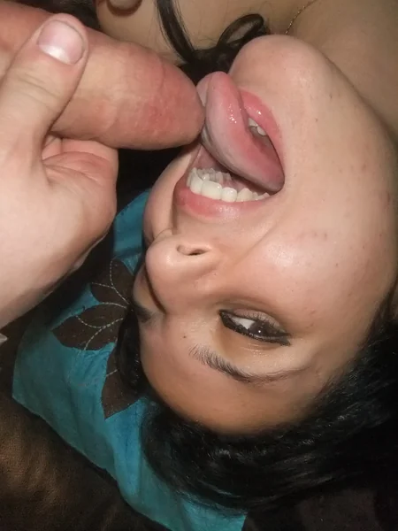 Jeune brune française pratique une fellation et reçoit une éjaculation faciale photo 26