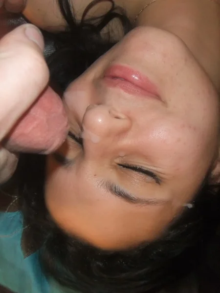 Jeune brune française pratique une fellation et reçoit une éjaculation faciale photo 27