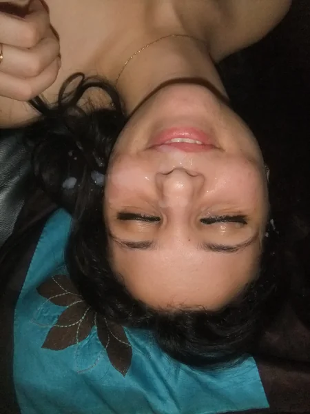 Jeune brune française pratique une fellation et reçoit une éjaculation faciale photo 29