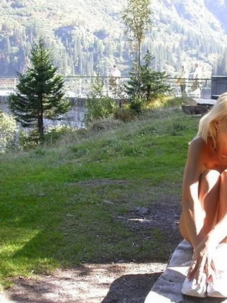 Rubia atlética disfruta del naturismo desnudo en los Alpes austriacos foto 33