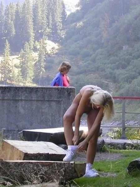 Rubia atlética disfruta del naturismo desnudo en los Alpes austriacos foto 34
