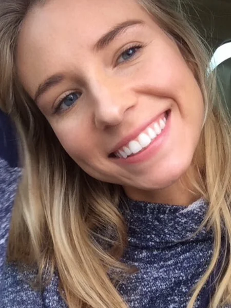 Una rubia delgada no tiene novio, así que se lo mete todo en el coño foto 66