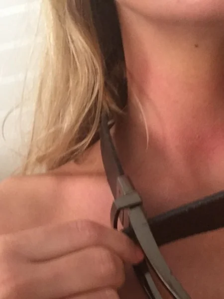 Una rubia delgada no tiene novio, así que se lo mete todo en el coño foto 74